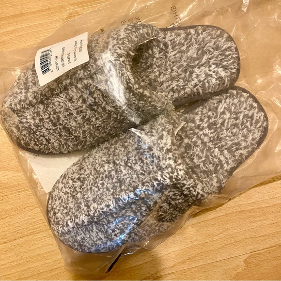 BAREFOOT DREAMS Cozy Women’s Slippers - Picture 9 of 10
